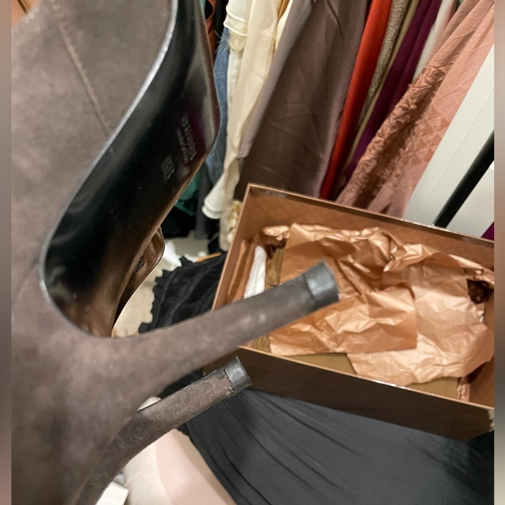 Gucci peep toe pumps, excellent condition. Worn once for a wedding. - Picture 8 of 10